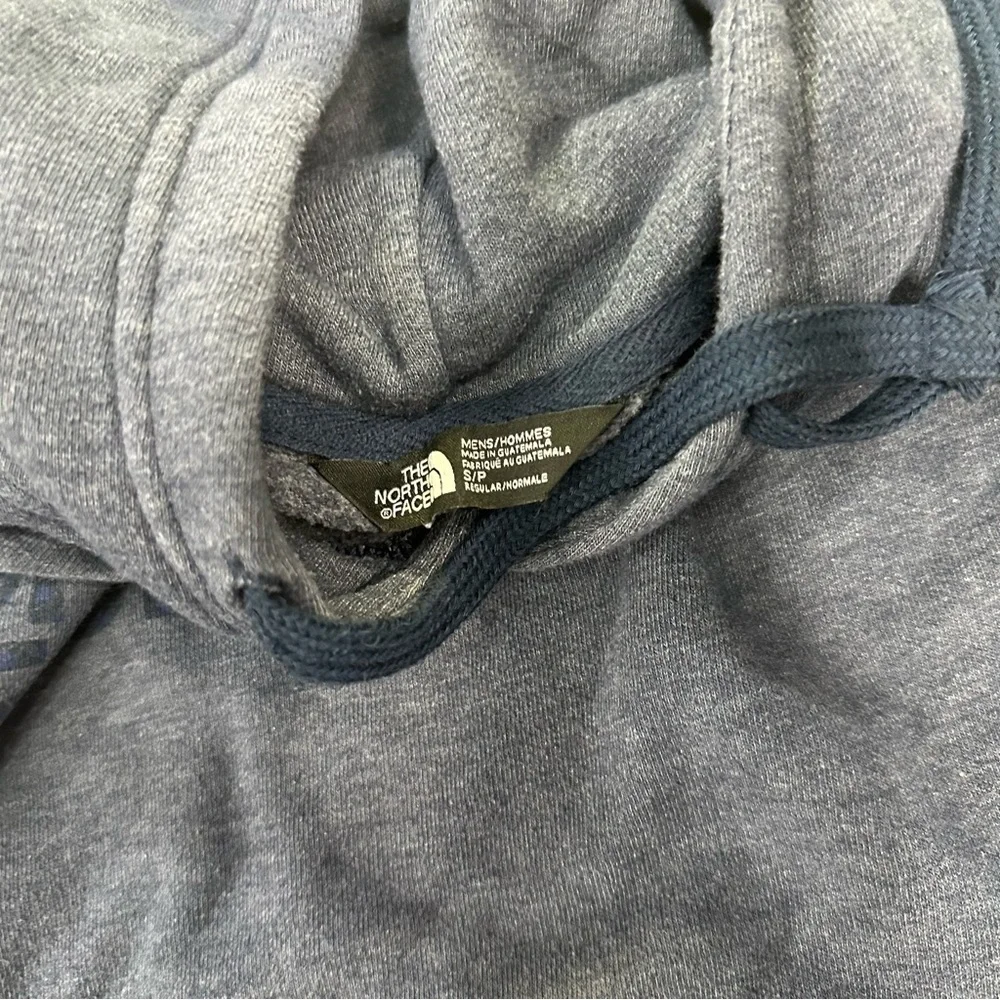 The North Face sz small pullover hoodie A42